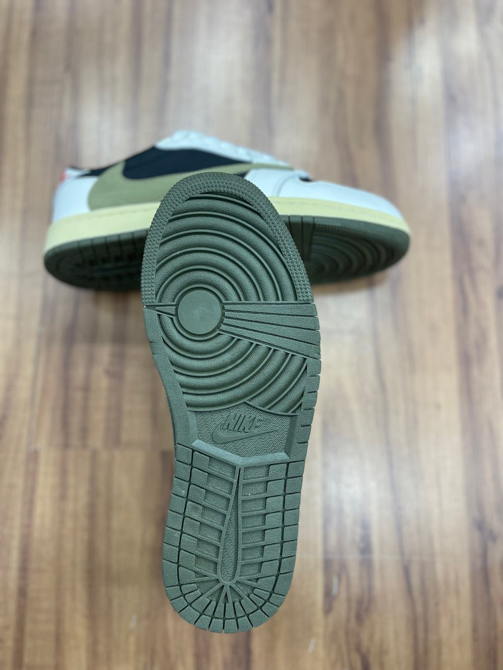 Jordan Travis Scott "Preto/Branco"