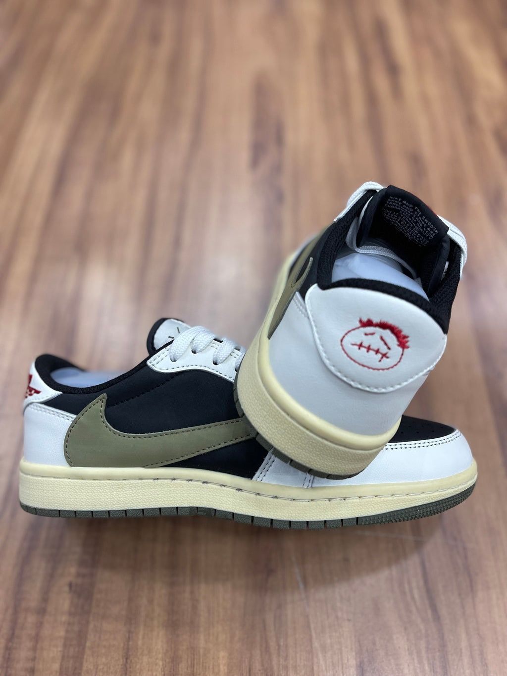 Jordan Travis Scott "Preto/Branco"