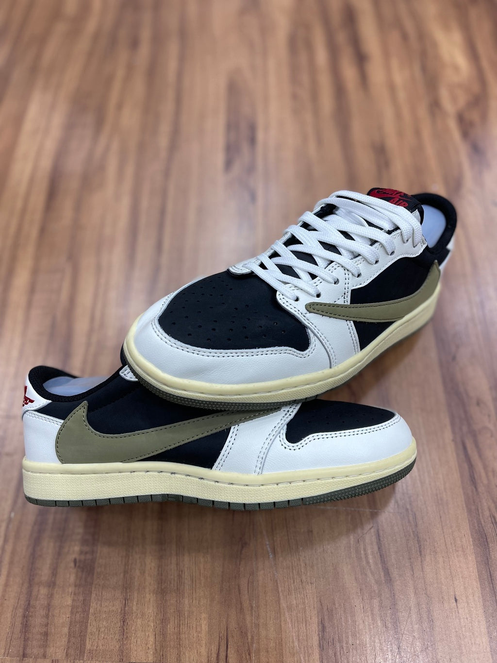 Jordan Travis Scott "Preto/Branco"