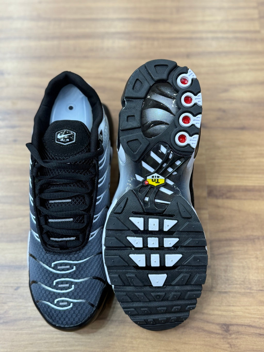 Tn Black White Metallic Silver