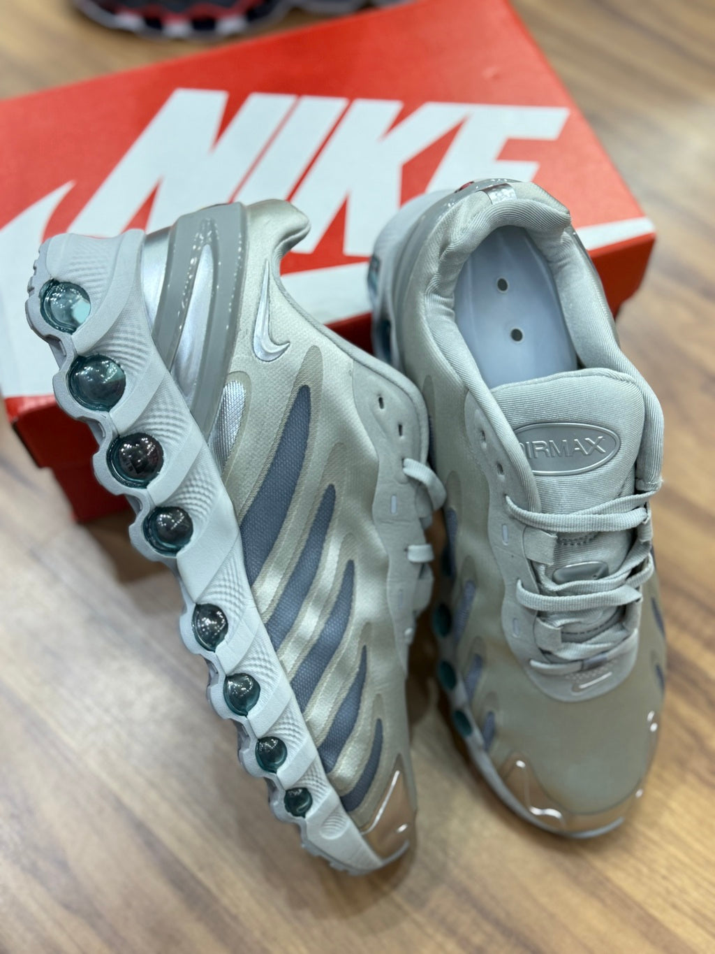 Nike DN 8 prata