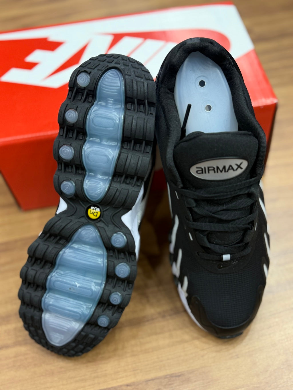 Nike DN8 Preto branco