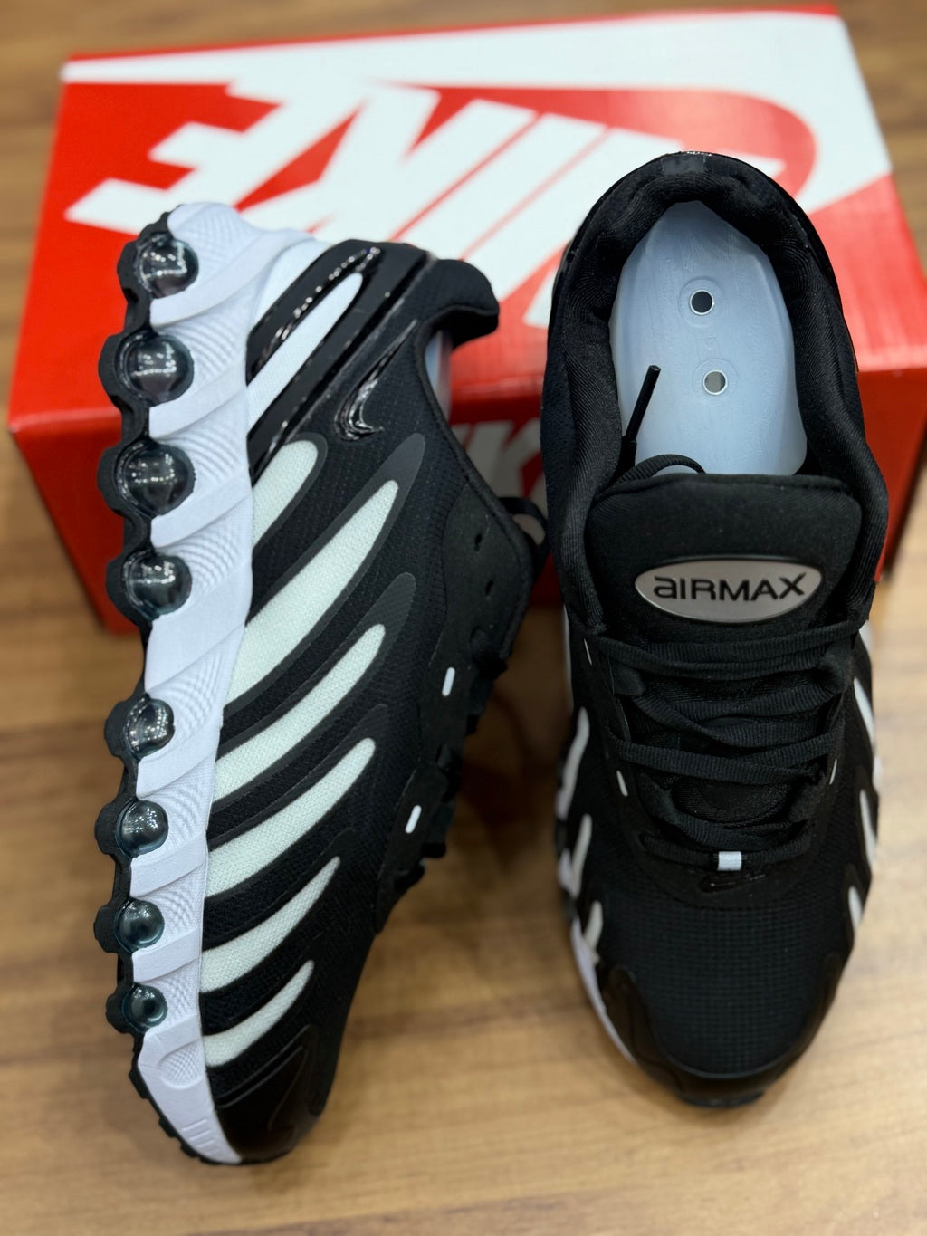 Nike DN8 Preto branco