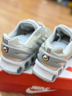 Nike DN 8 prata