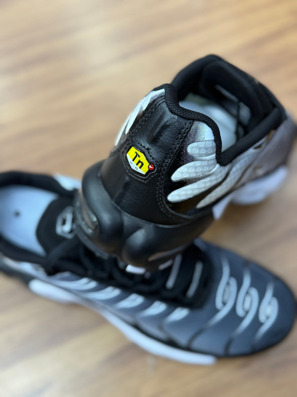 Tn Black White Metallic Silver