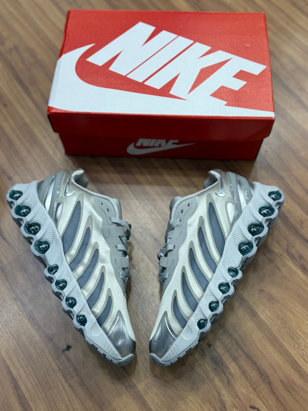 Nike DN 8 prata